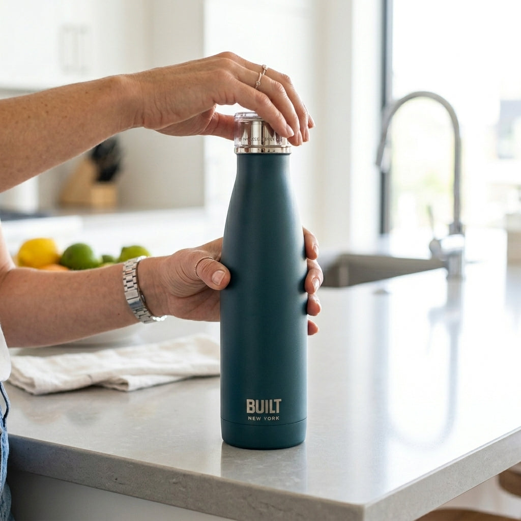 Botella de agua BUILT New York de 500 ml Verden - en uso